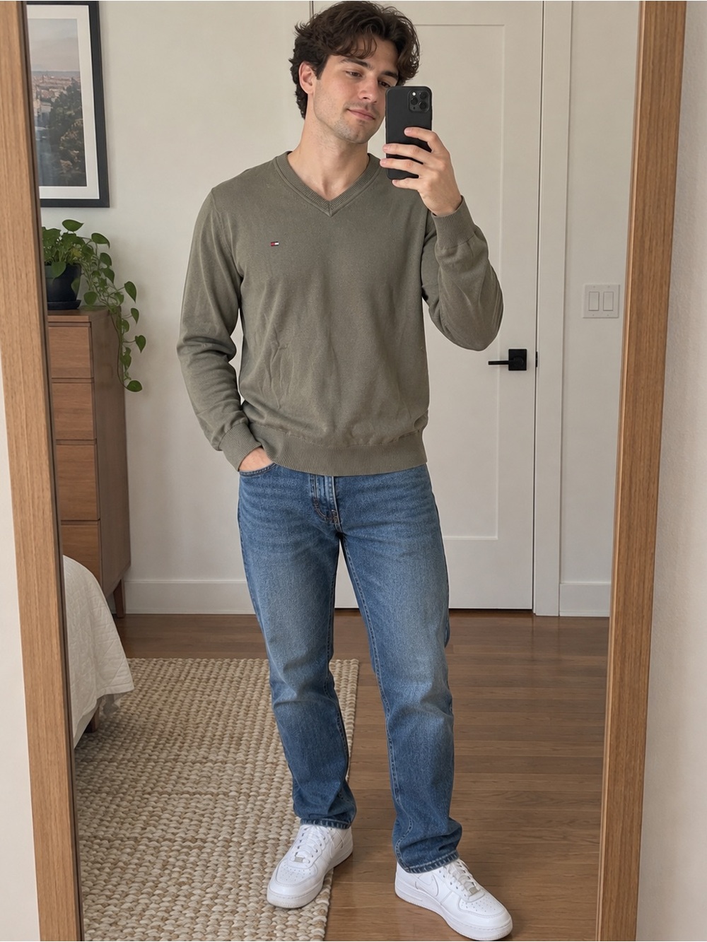 Tommy Hilfiger Men’s Olive V-Neck Sweater Size Small